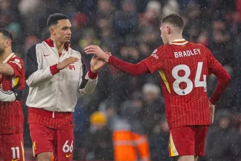 مع اقتراب رحيل أرنولد.. ليفربول يسعى لتأمين بديله بعقد طويل الأجل